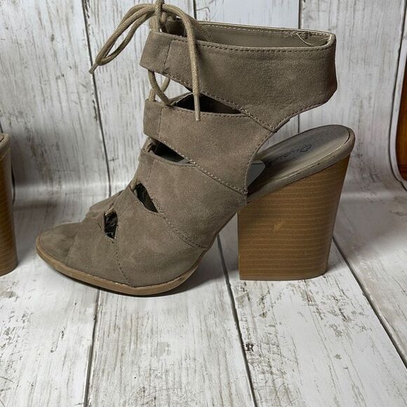 Qupid Women’s Suede Peep Toe Gilly Tie Block Heel - Picture 5 of 7